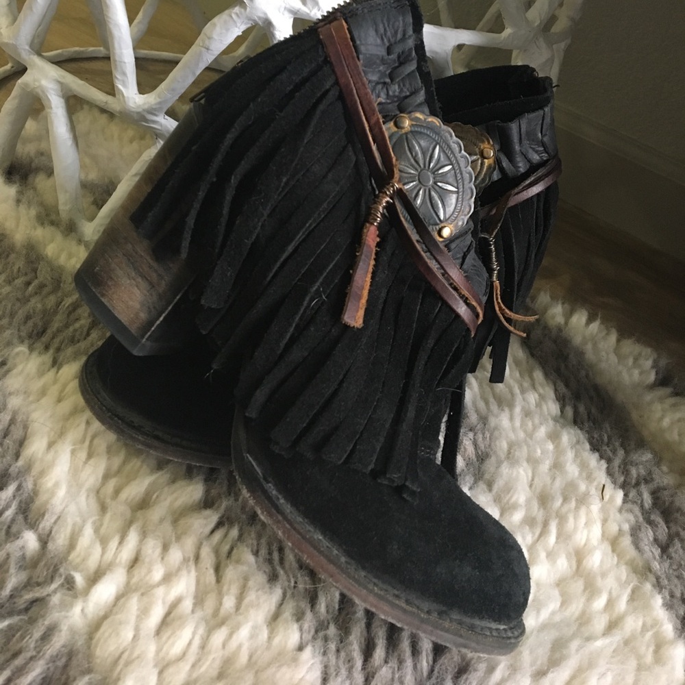 Size 7 black suede Freebird booties with conchos
