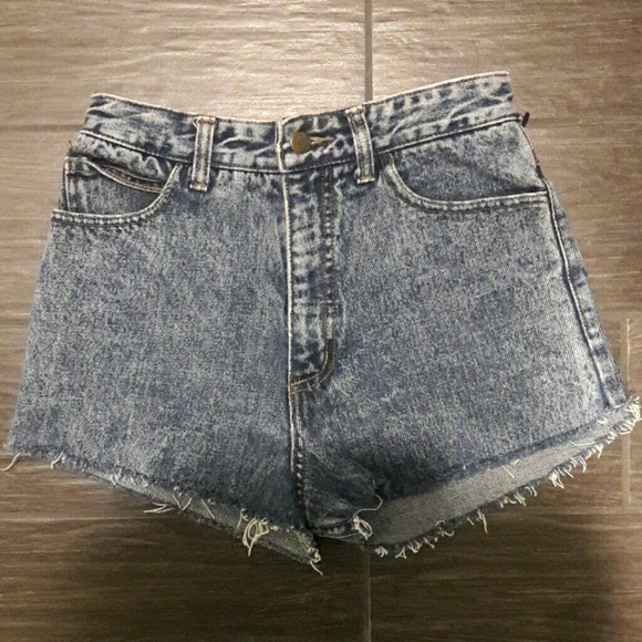 Guess High Wasted Shorts - Picture 2 of 4