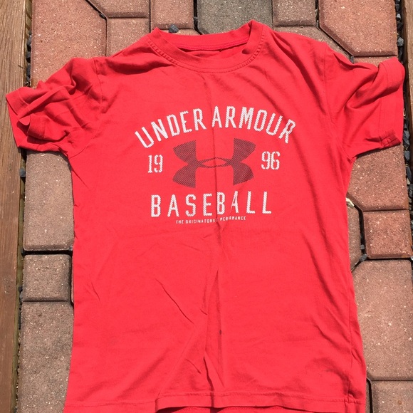 What size is under armour youth medium Under Armour Youth Football Bucky T-Shirt (Vintage Red/Grey) This vintage inspired Bucky Badger tee is perfect for football season. The soft material is a vintage .