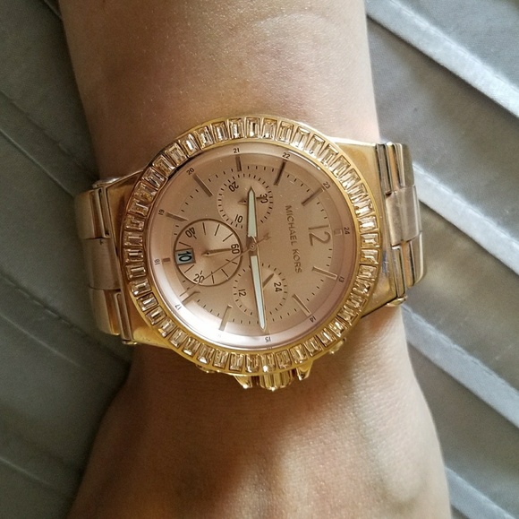 Michael Kors Rose Gold Women's Watch - Picture 2 of 4