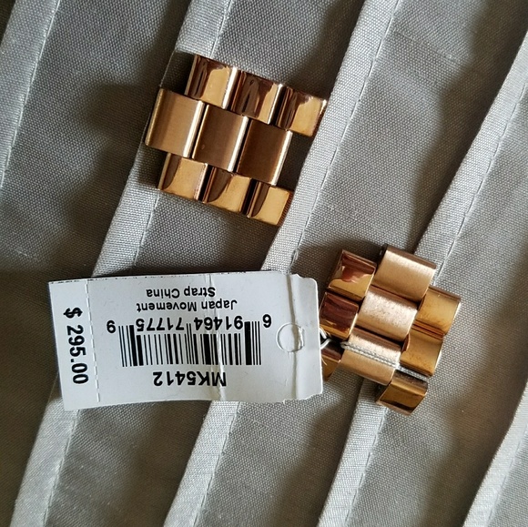 Michael Kors Rose Gold Women's Watch - Picture 3 of 4