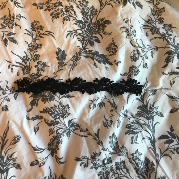 Beautiful Black Rose Detailed Choker - Picture 2 of 4