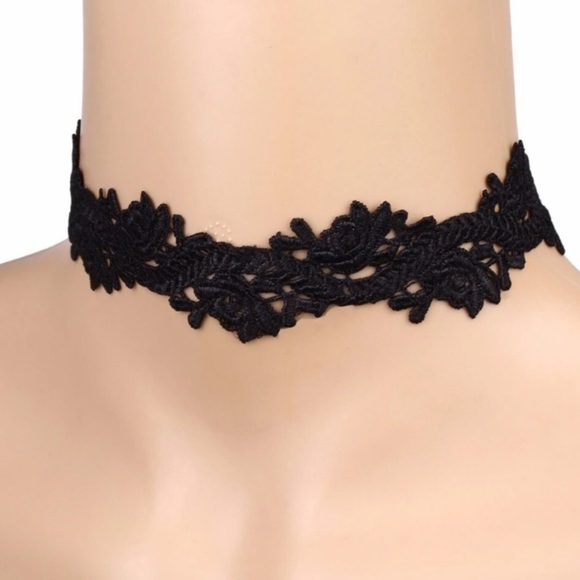Beautiful Black Rose Detailed Choker - Picture 3 of 4