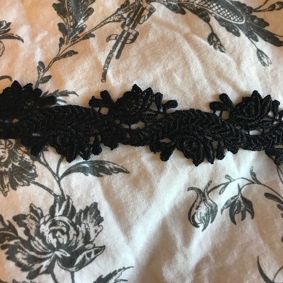 Beautiful Black Rose Detailed Choker - Picture 4 of 4