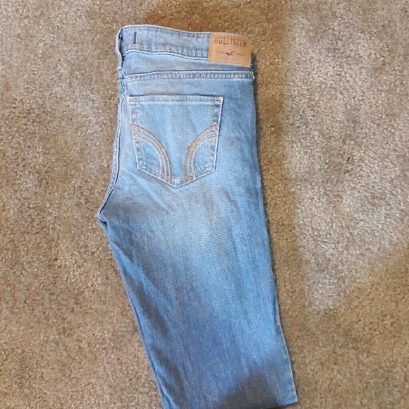 Distressed Hollister Light Washed Jeans - Picture 2 of 3