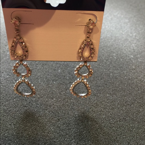 NWT Tara Vanessa Collection Crystal Drop Earrings - Picture 2 of 4