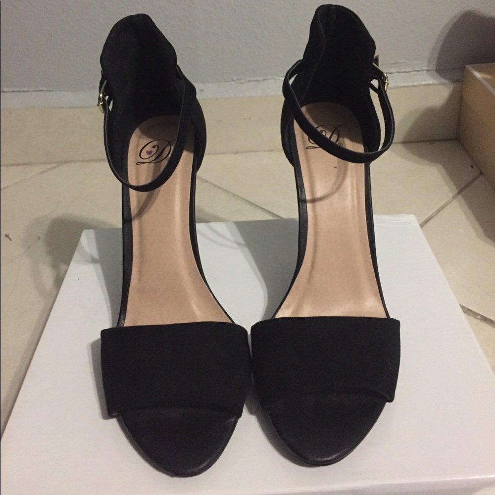 black peep toe heels