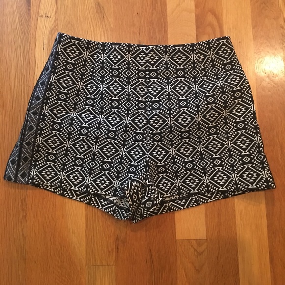 Urban Outfitters patterned shorts - Picture 1 of 2