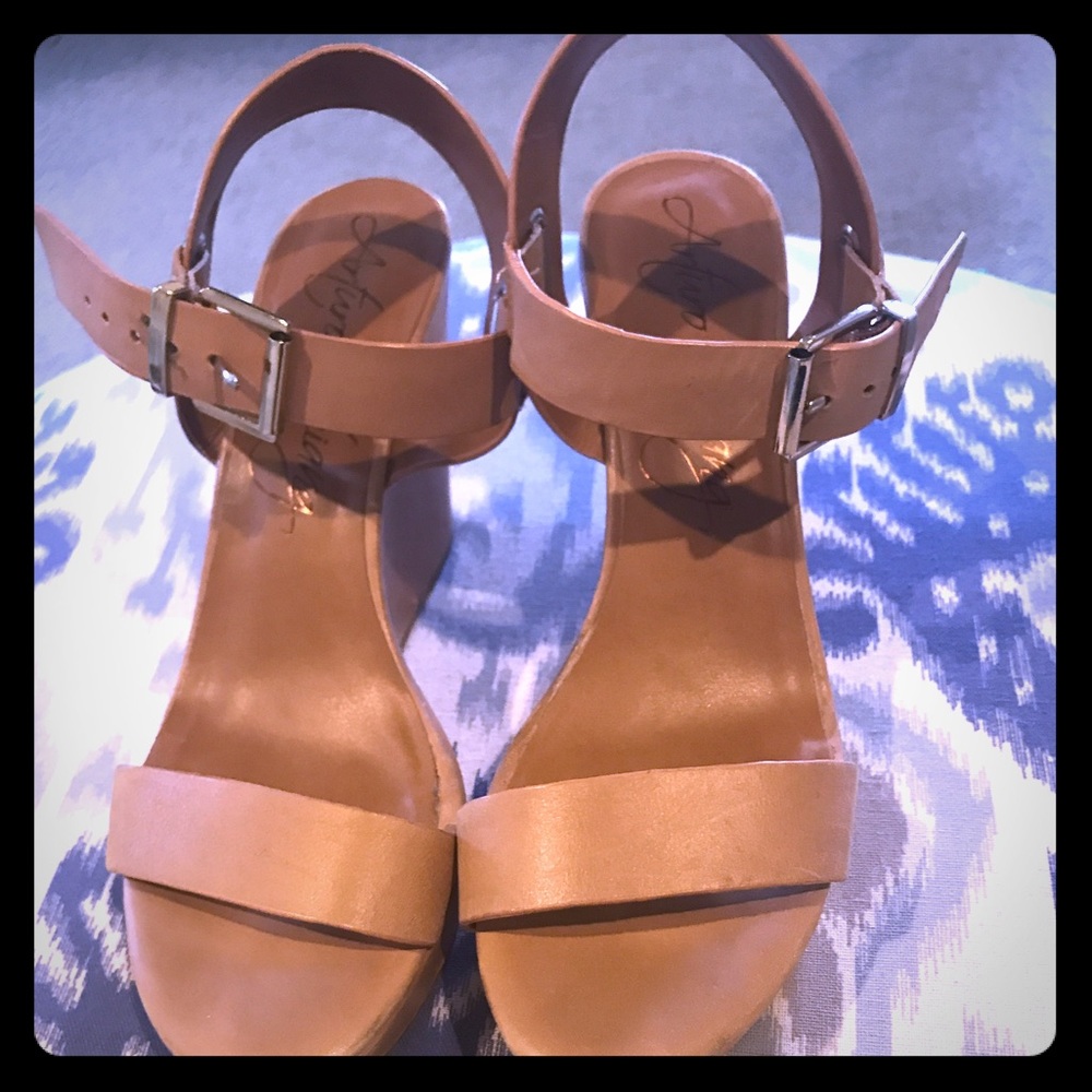 Arturo Chiang nude/tan wedges