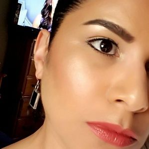 Meet your Posher, Pilar