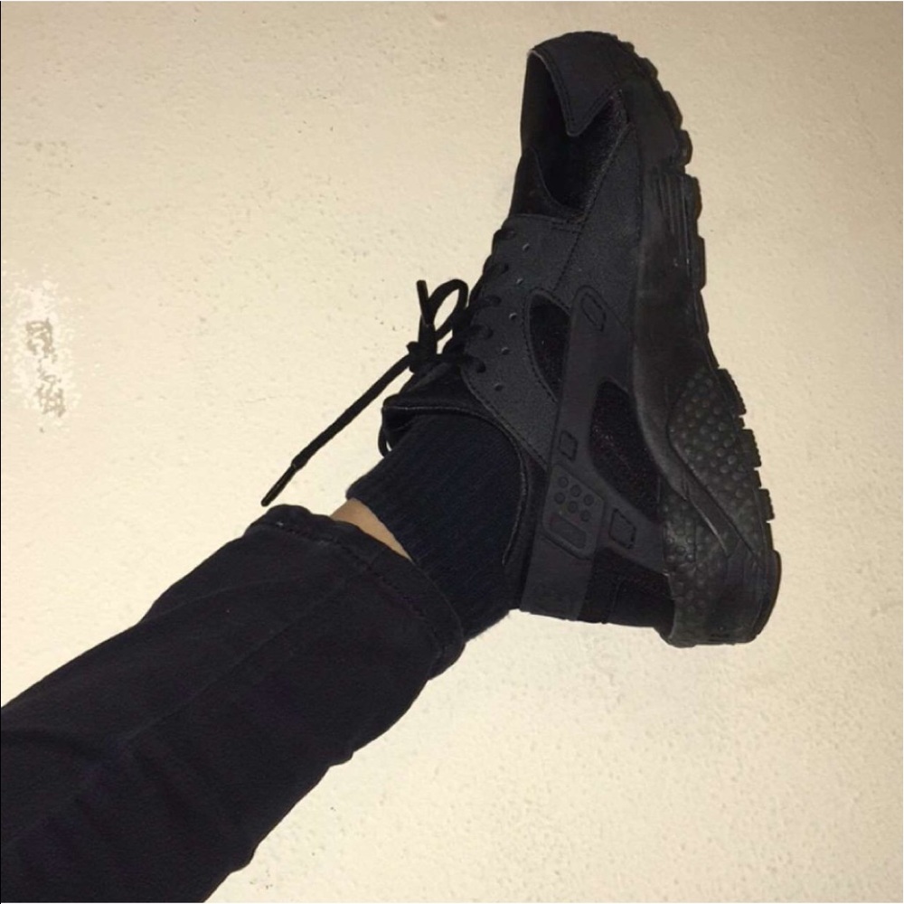 ALL BLACK NIKE HUARACHES