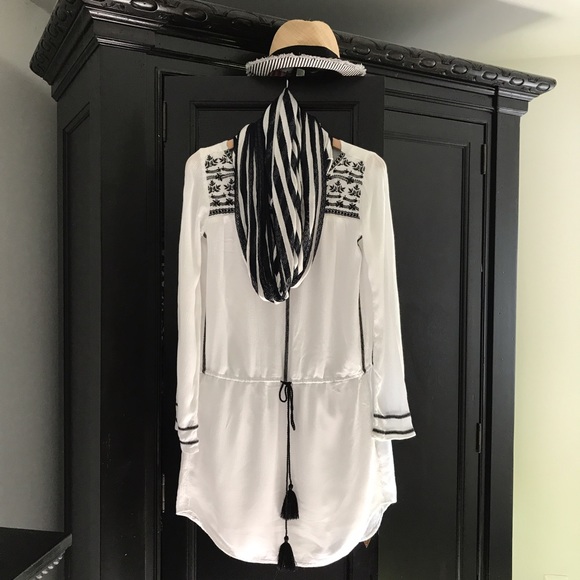 GAP Dresses & Skirts - Gap white riviera dress with black embroidery