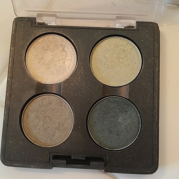 Green Mac eyeshadow - Picture 2 of 3
