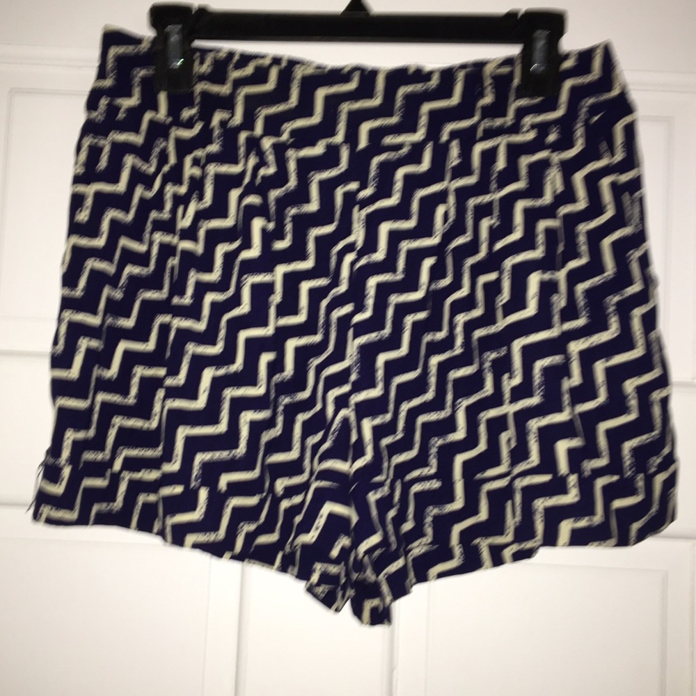 High waisted navy and cream flowy shorts