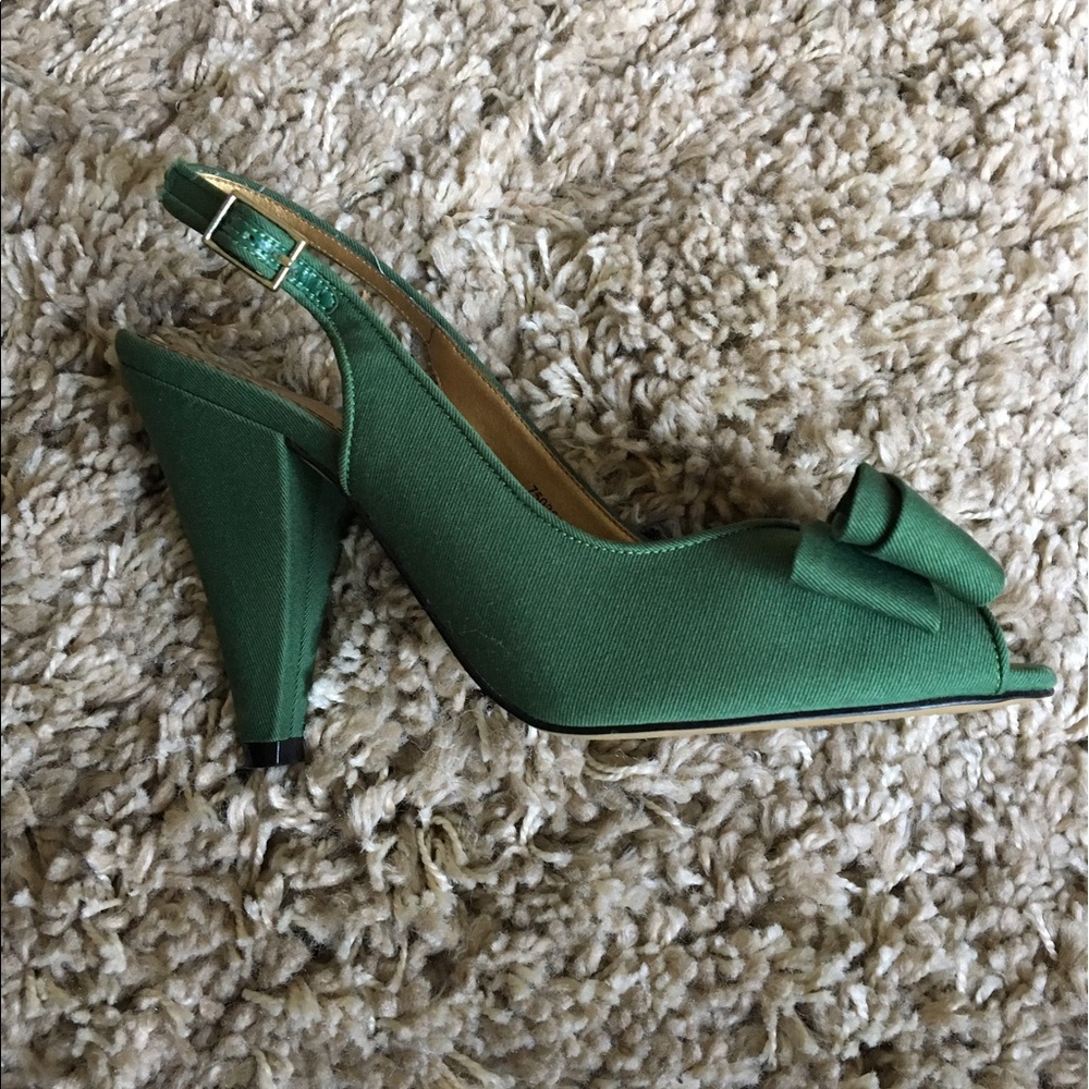 Beautiful green heels in perfect condition.