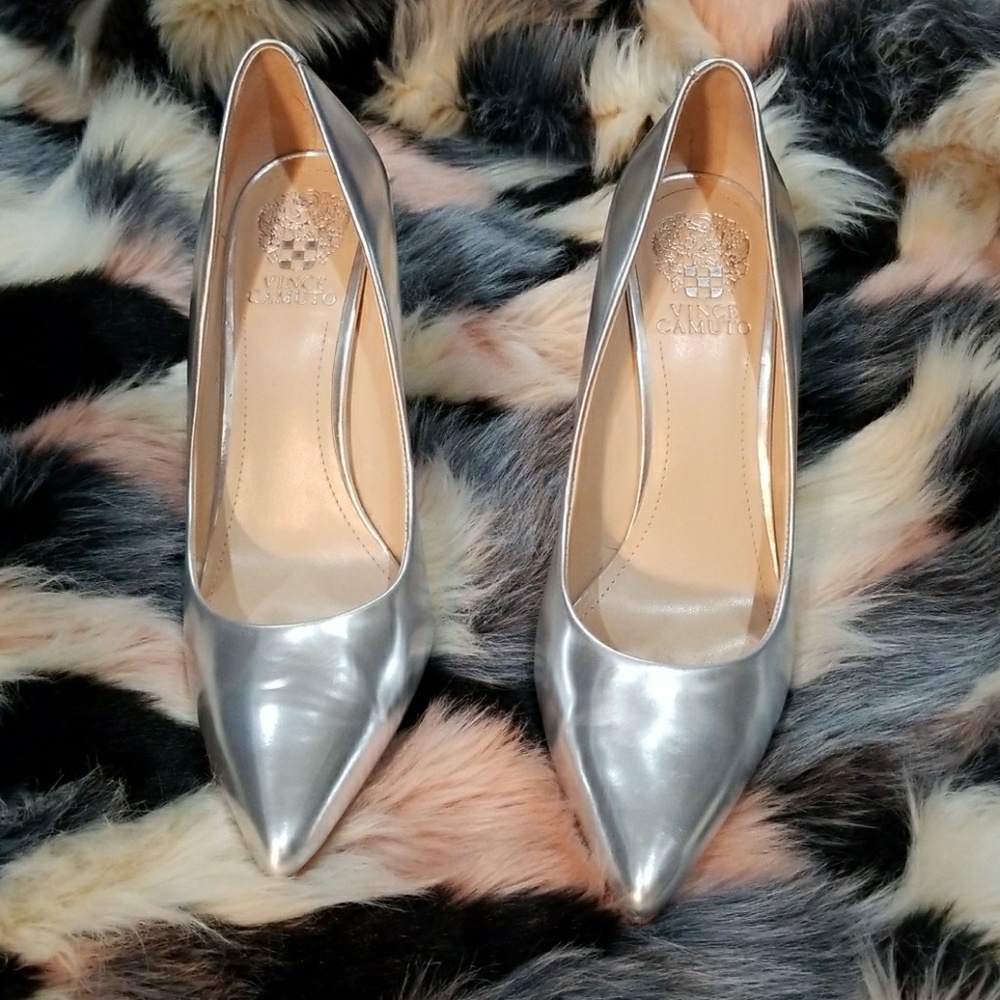 silver VC Kain pumps