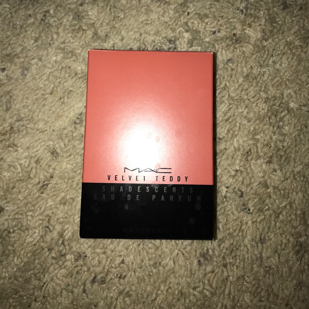 MAC velvet teddy shadescent