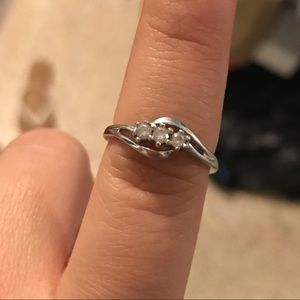 ⚠️Price Drop⚠️ Three diamond white gold ring