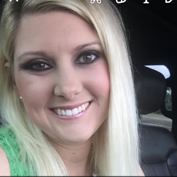 Meet your Posher, Courtney - Picture 2 of 4