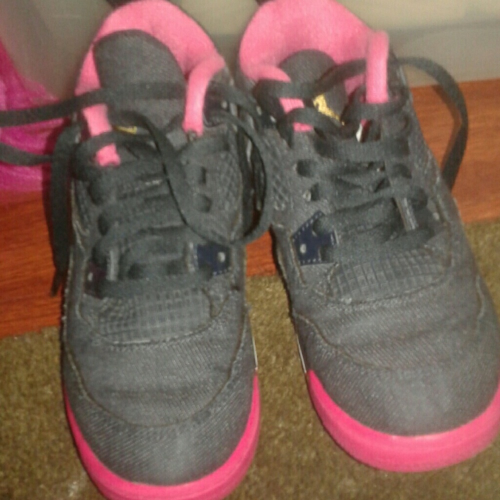 Tennis shoes