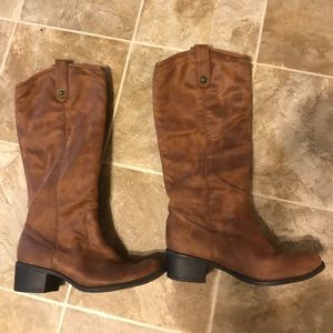 Brown cowgirl boots! Very cushiony material! Comfy