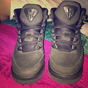I'm selling some black used Jordan's
