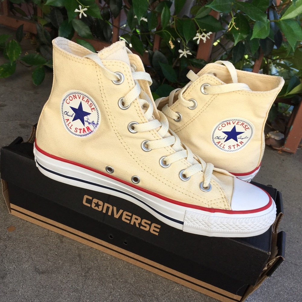 Like NEW Converse High Top Cream