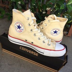 Like NEW Converse High Top Cream