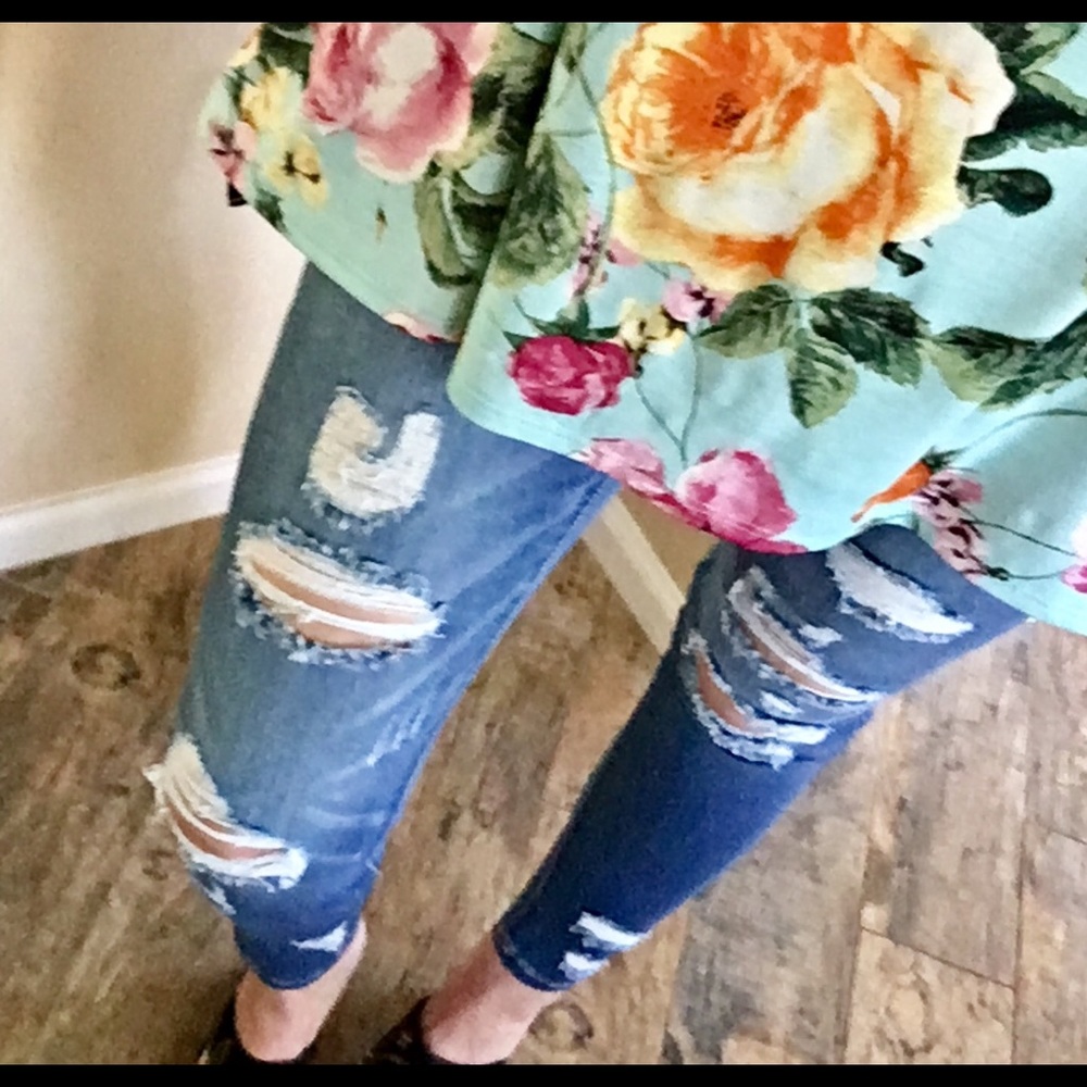 Distressed skinny jean - Picture 4 of 7