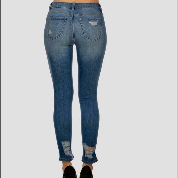 Distressed skinny jean - Picture 2 of 7