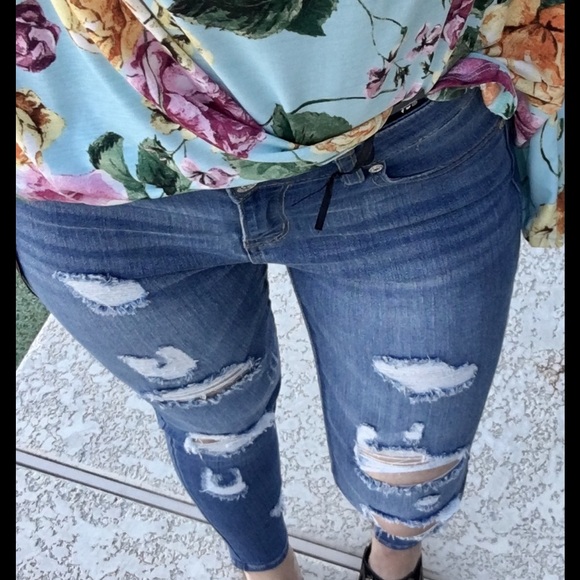 Distressed skinny jean - Picture 5 of 7