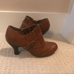 Tan Whitemt booties, size 6.5