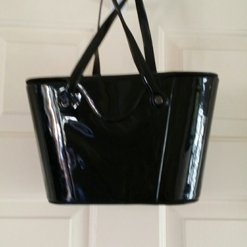 BUCKET  PATENT  LEATHER HANDBAG