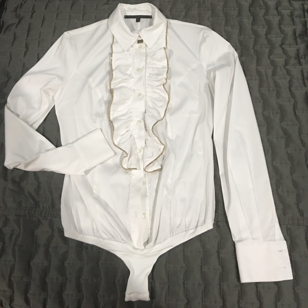 Long Sleeves Bodysuit with gold chain on a ruffle.