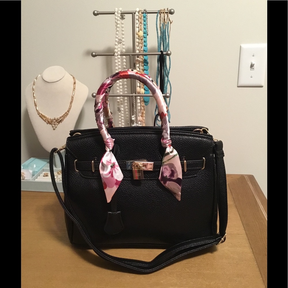 NWOT women's handbag with lock and twillys