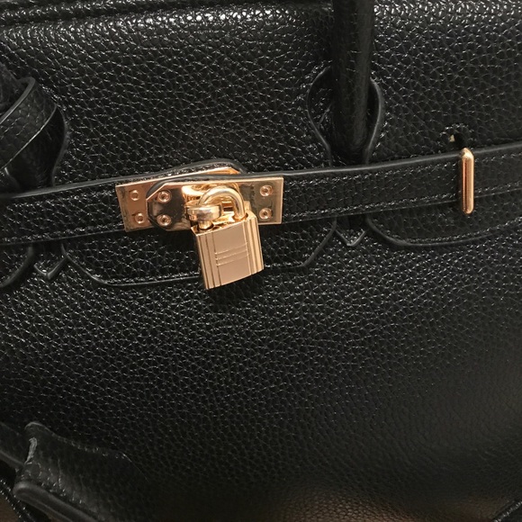 NWOT women's handbag with lock and twillys - Picture 4 of 5