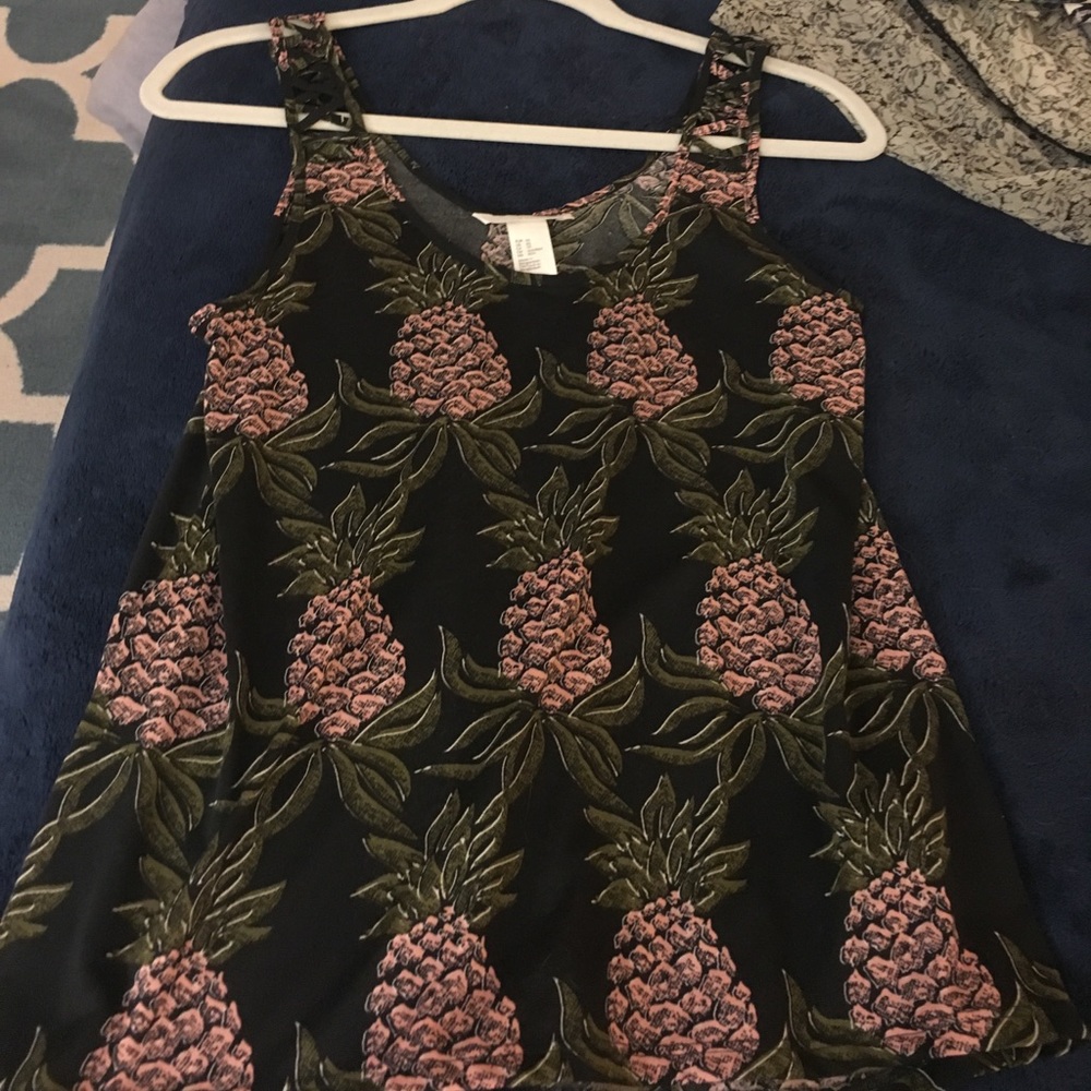 h&m black tank top with pineapple print