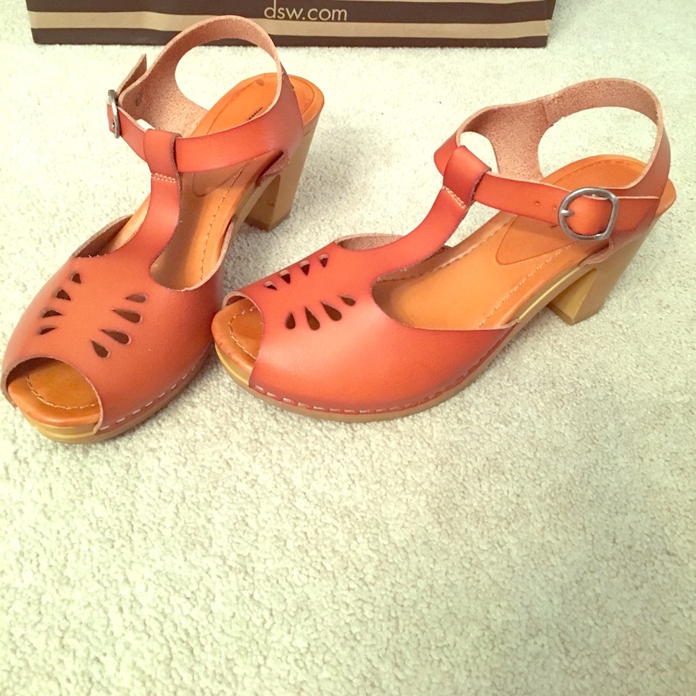 Leather heeled sandals