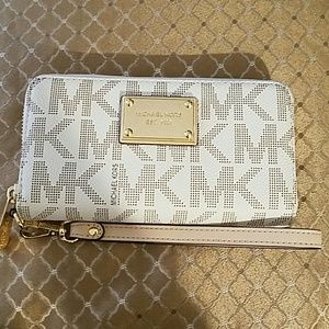 Michael Kors Vanilla Wristlet Wallet.