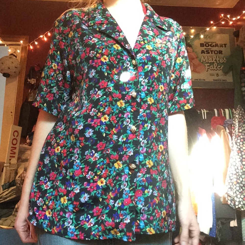Floral vintage blouse with gold buttons