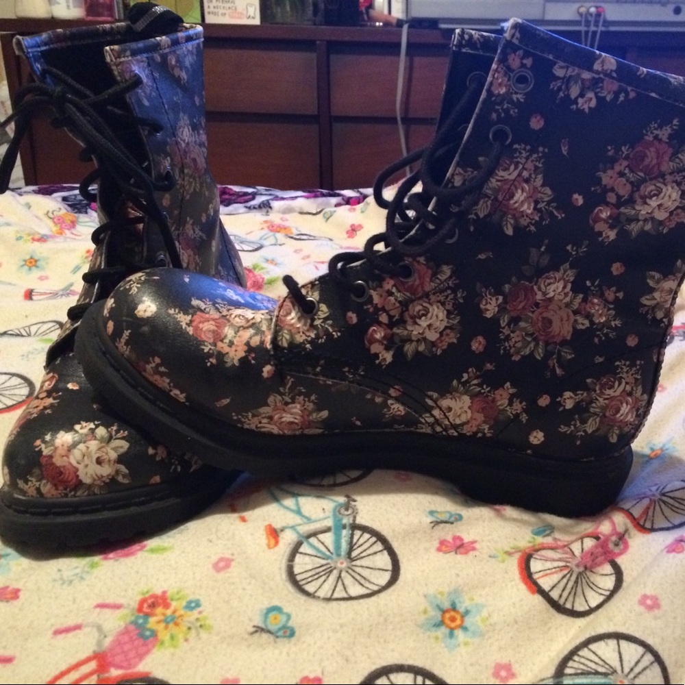 Awesome floral boots 💜💜💕🤘🏻