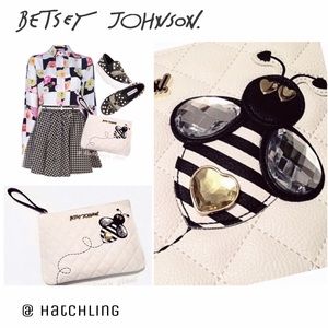 🆕 Betsey Johnson Jeweled Bumblebee wristlet