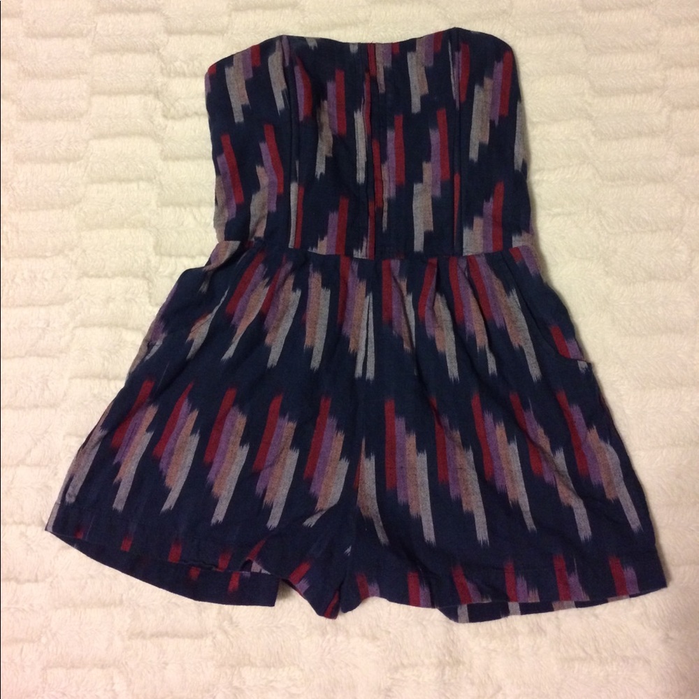 Cute strapless romper.