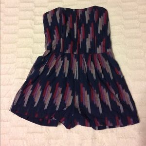 Cute strapless romper.