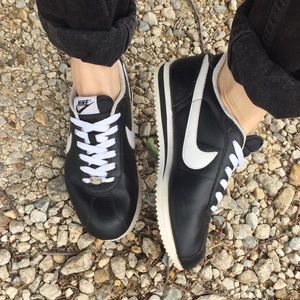 BLACK AND WHITE CLASSIC NIKE CORTEZ