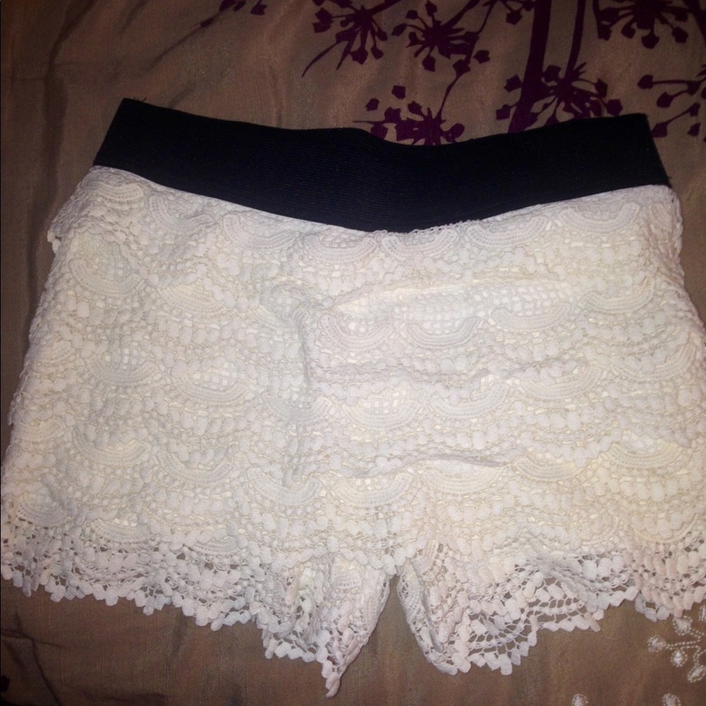 Cute white lace shorts!✨