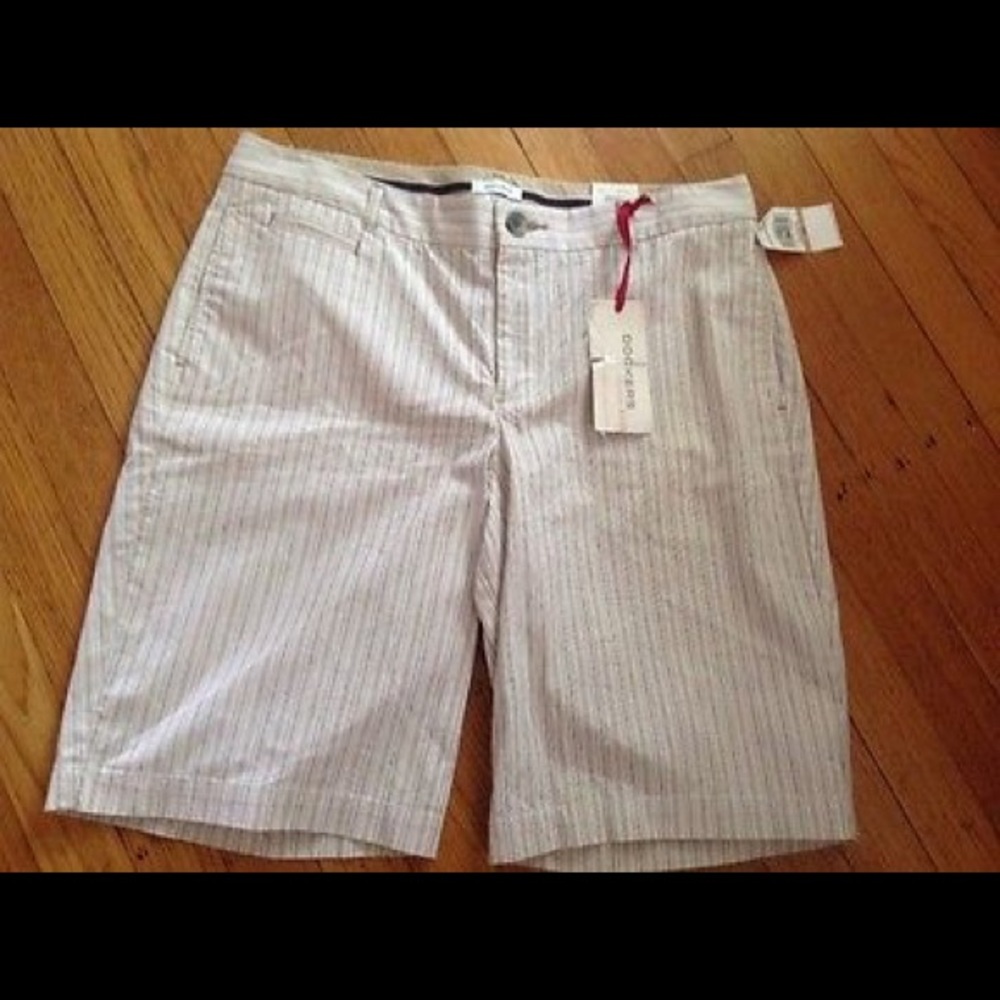 DOCKERS KHAKI STRIPE HALF PANTS.NWT