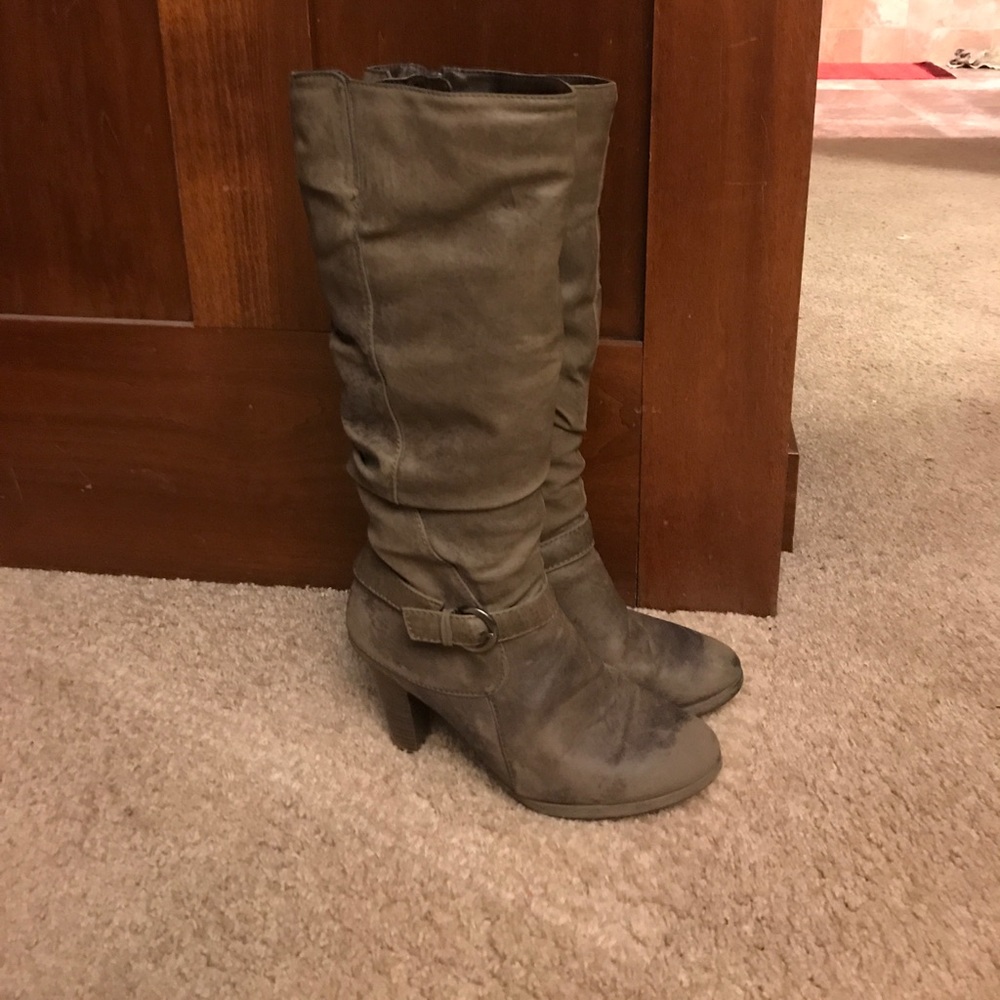 Knee length boots with buckle