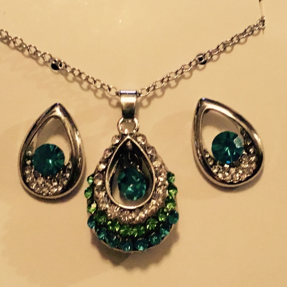 AAA rated crystals surrounded by rhinestones -set