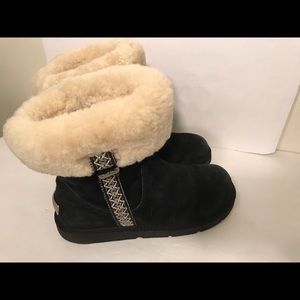 Ugg metro Tas size 9 black fold over embroidered